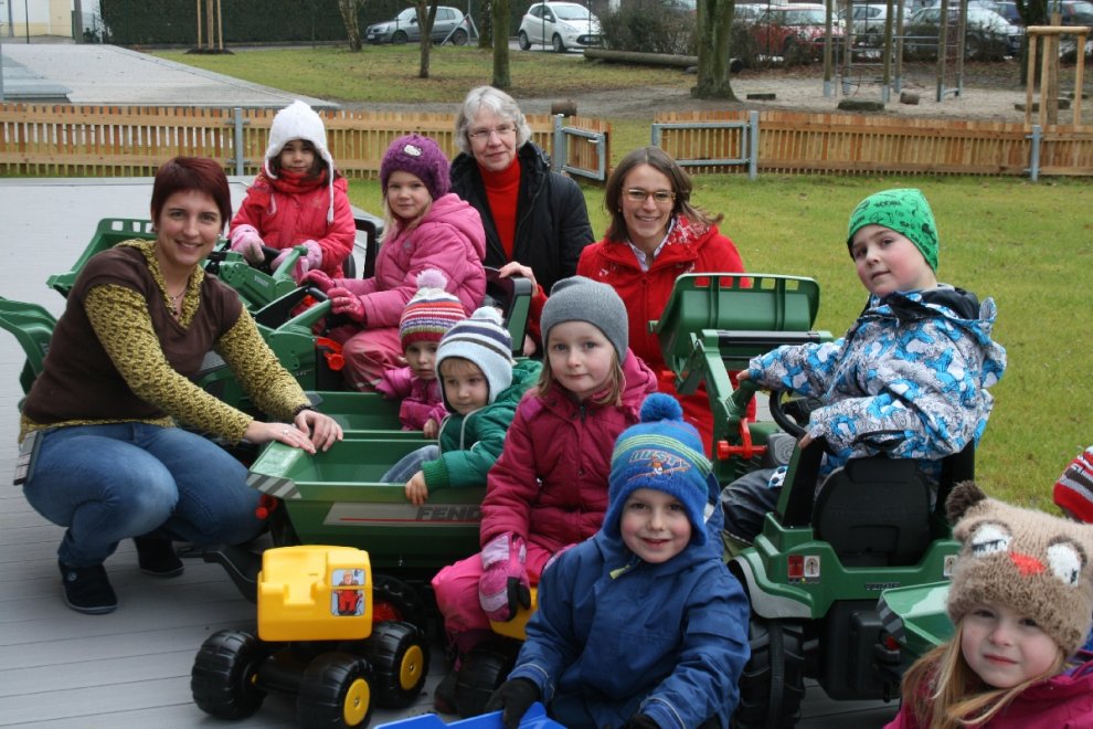 Spendenübergabe Trettraktoren Förderverein